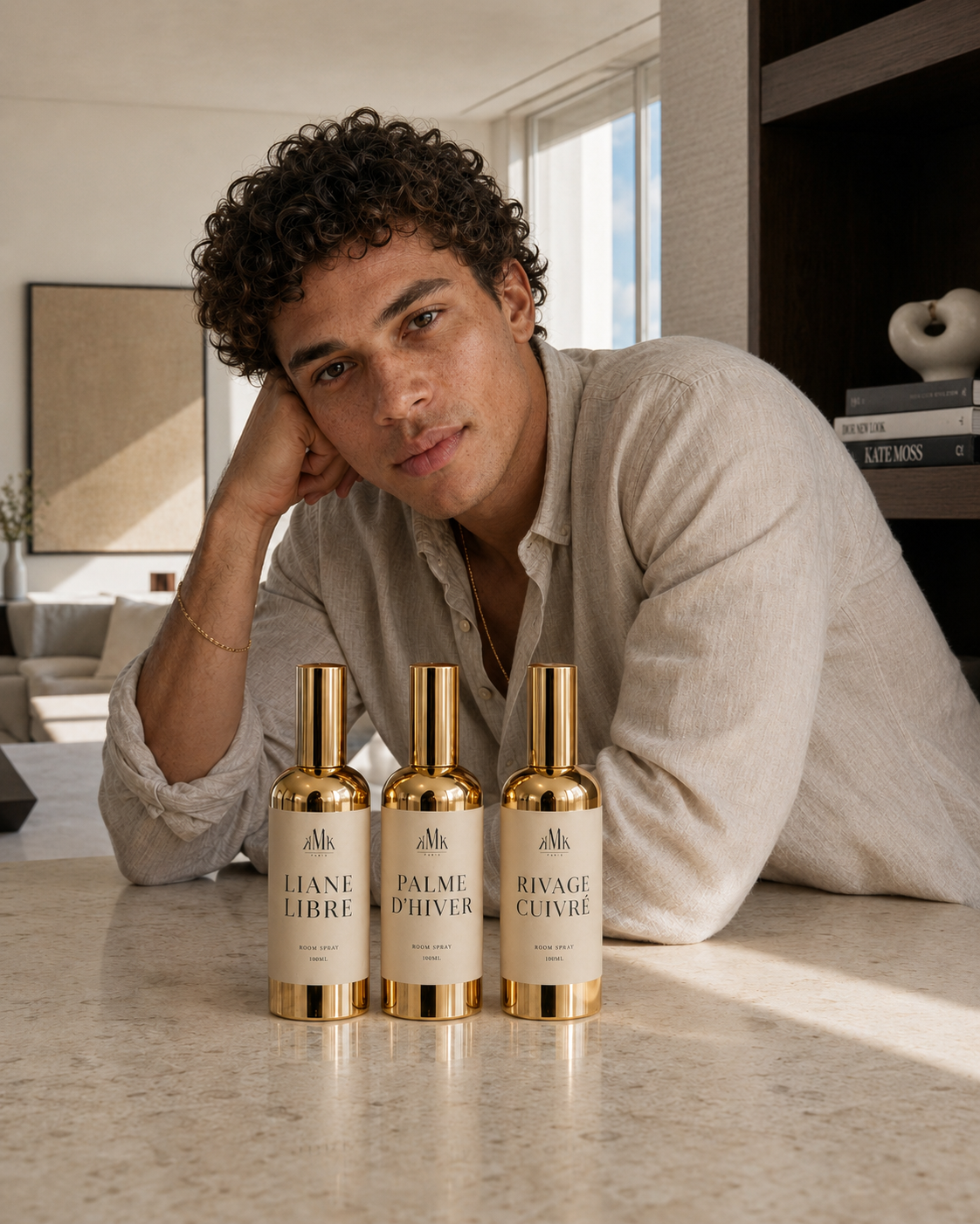 Elias avec les Room Sprays KMK PARIS — carnet de voyage RIVAGE CUIVRÉ